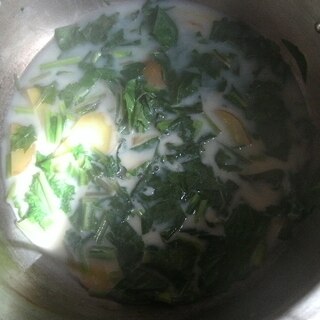 ジャガイモと菜っ葉の豆乳スープ